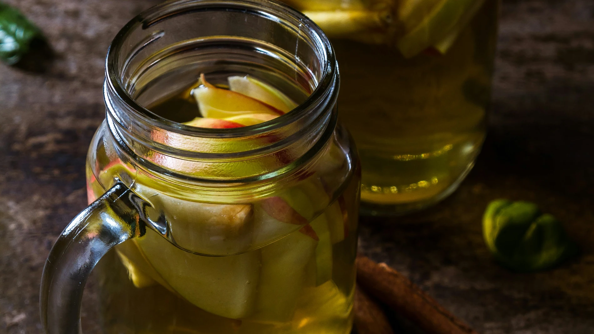 ¿Por qué el vinagre de manzana puede ayudar a combatir las canas?