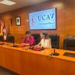 Sáez Yuguero y Amparo Espinosa durante la firma del convenio