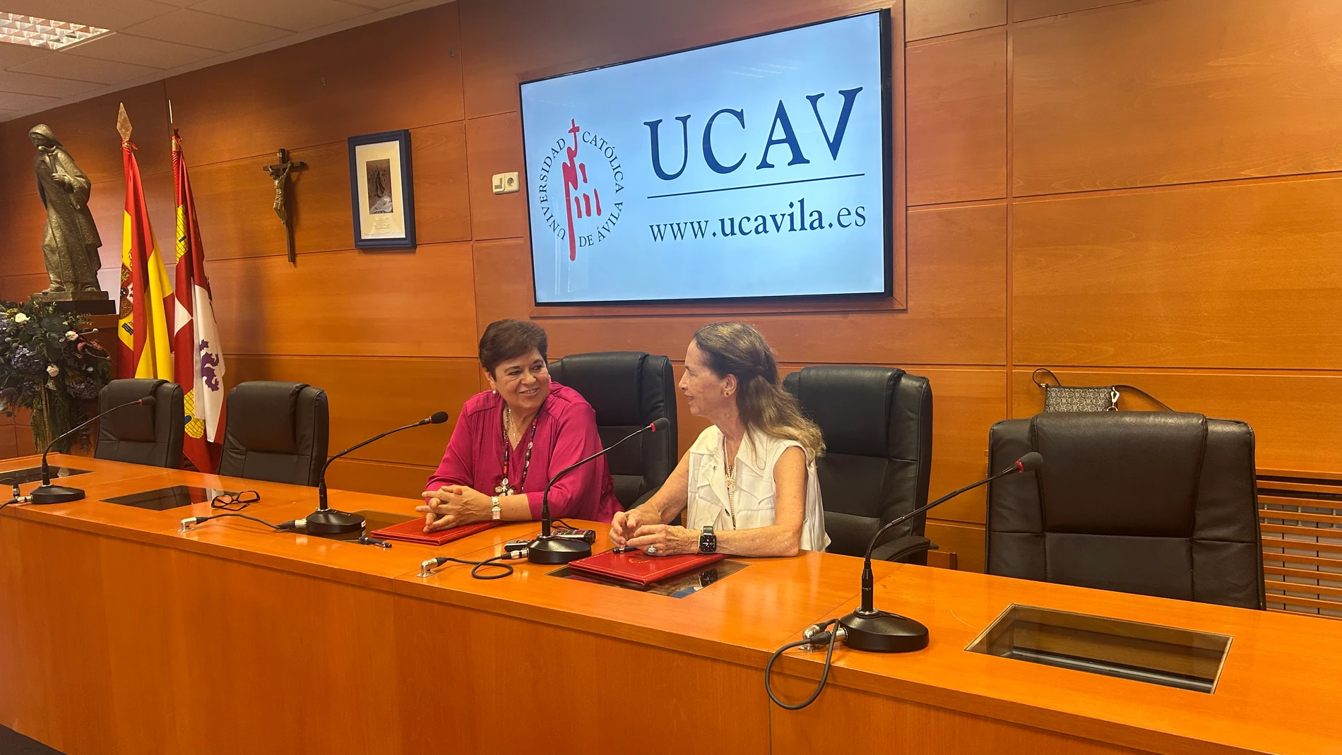 Sáez Yuguero y Amparo Espinosa durante la firma del convenio