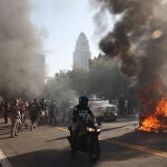 Un taxi incendiado en los disturbios de Los Ángeles