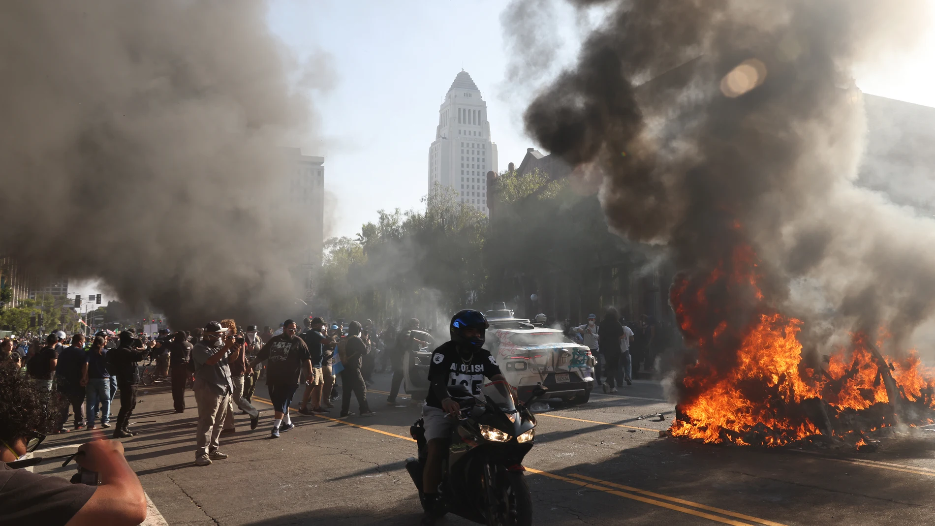 June 8, 2025, Los Angeles, California, USA: Waymo self driving taxis burn in downtown Los Angeles on the third day of protests against ICE and Donald Trump's immigration policy.Europa Press/Contacto/Jonathan Alcorn09/06/2025 ONLY FOR USE IN SPAIN