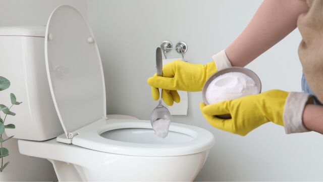 Fondo del váter siempre blanco, basta con una cucharada de este producto