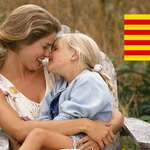 La bandera de Cataluña junto a una madre y su hija