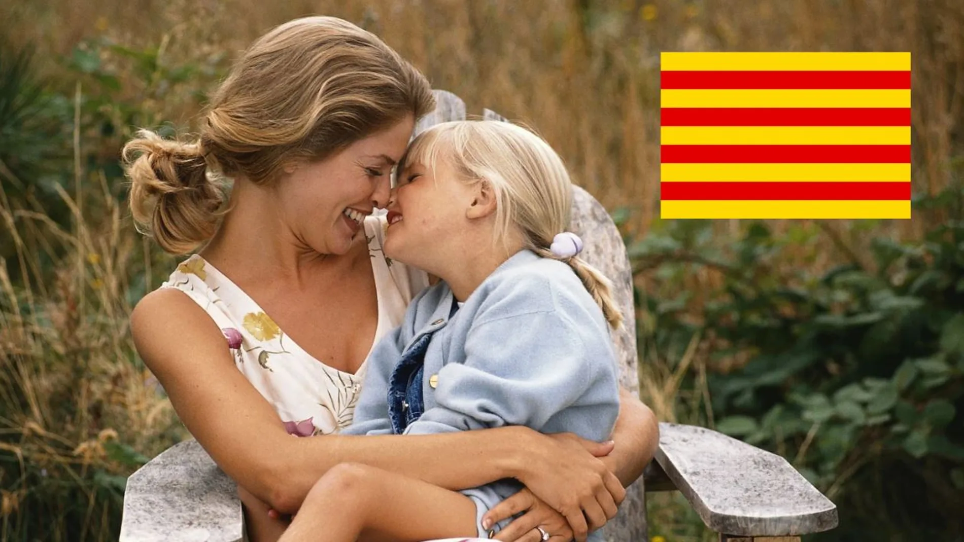 La bandera de Cataluña junto a una madre y su hija