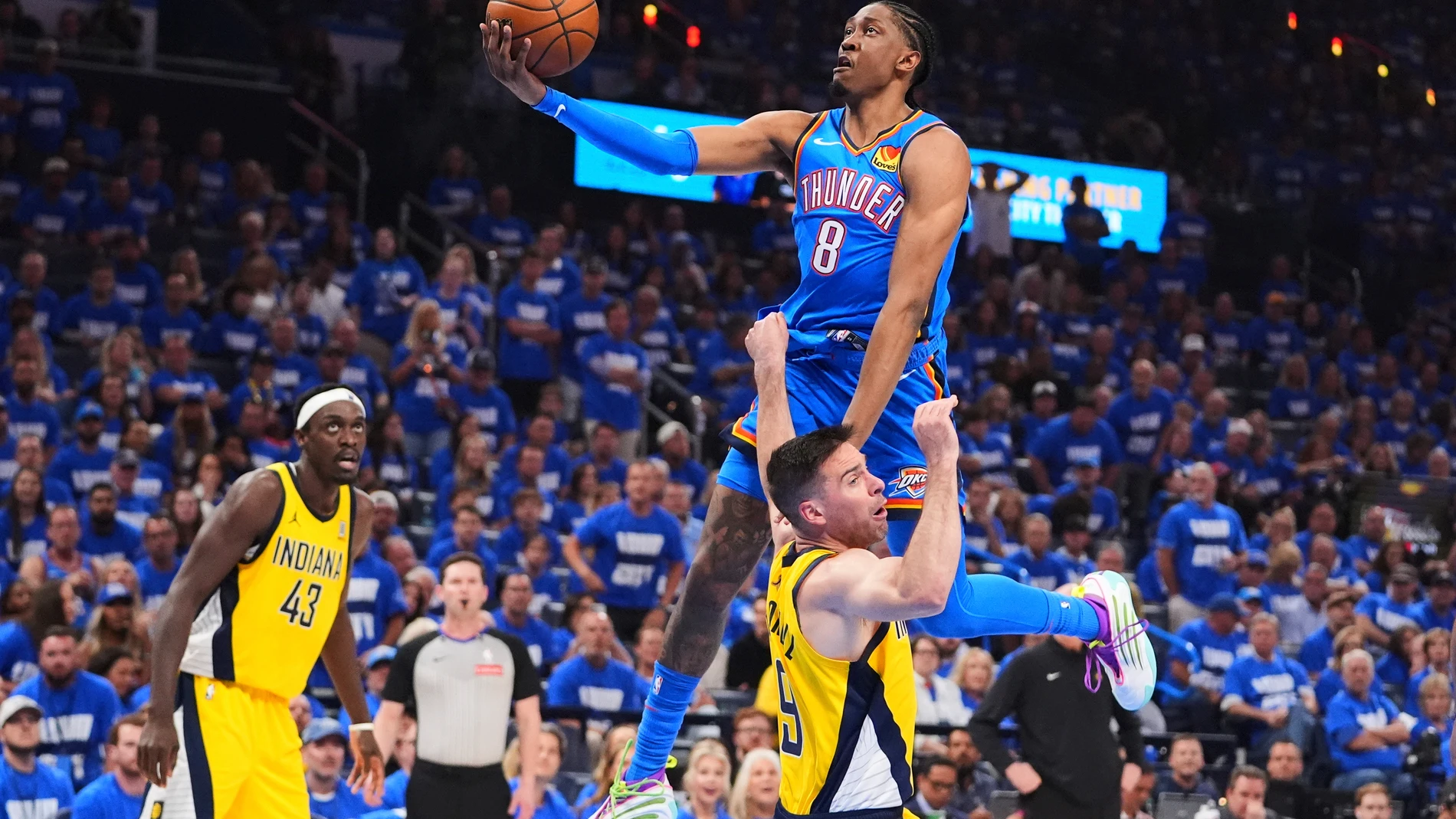 Jalen Williams vuela por encima de la defensa de McConnell