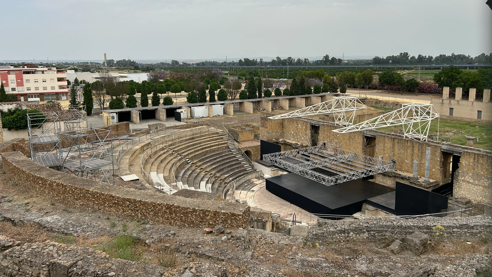 SEV03. SANTIPONCE (SEVILLA), 09/06/2025.- Imagen del Teatro Romano del Conjunto Arqueológico de Itálica en Santiponce (Sevilla), que ahora puede ser recreado para verlo tal como estaba en su época de máxima esplendor, bajo el mando en la ciudad del emperador Adriano, gracias a una gran ilustración diseñada por la gerencia del conjunto arqueológico de Itálica. EFE/Fermín Cabanillas
