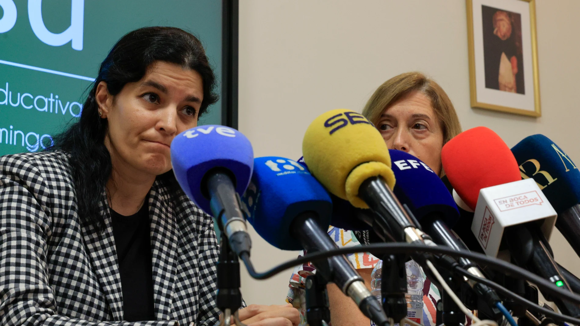 Julia Moreno Rojo, directora general del Equipo de Gestión de la Fundación Educativa Santo Domingo y la directora del colegio del Loreto de Valencia, María Dolores Estebanundación Educativa Santo Domingo y el Colegio Nuestra Señora de Loreto FESD de València exponen su postura oficial sobre las noticias referidas a "conductas sexuales inapropiadas cometidas en 2023 en una actividad deportiva en Málaga entre alumnos del centro".