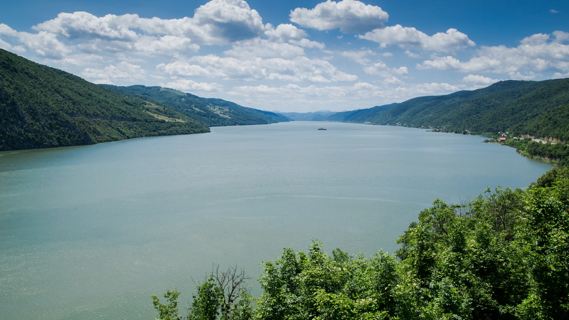 Entre los ríos más largos, anchos o caudalosos, se encuentra el Danubio, conocido por ser el que más países atraviesa de todo el mundo