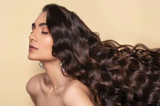 El ingrediente que tienes en casa que te ayuda a combatir las canas de forma natural