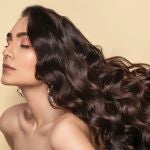 El ingrediente que tienes en casa que te ayuda a combatir las canas de forma natural
