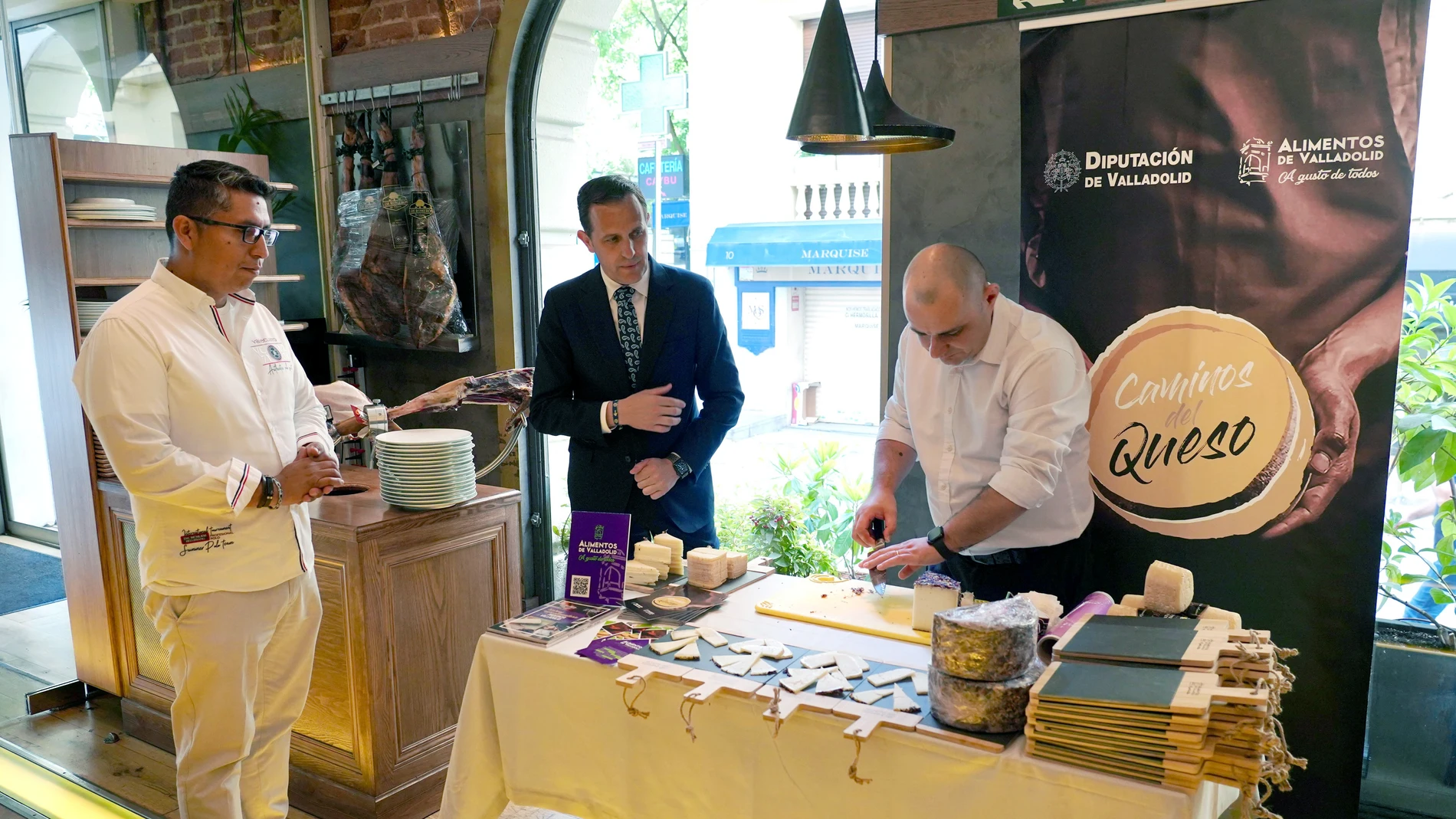 El presidente de la Diputación de Valladolid, Conrado Íscar, abre la nueva campaña de promoción del queso artesano de la provincia en Madrid