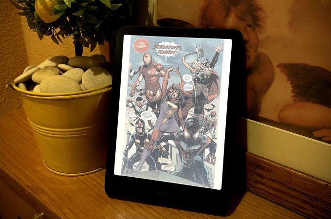 Un cómic abierto en el Kindle Colorsoft, en color negro metalizado