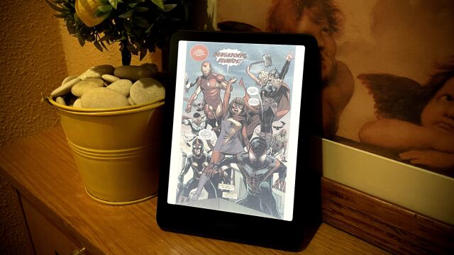 Un cómic abierto en el Kindle Colorsoft, en color negro metalizado