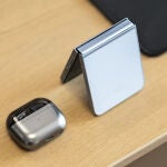 El Samsung Galaxy Z Flip6 en color azul junto con los nuevos Galaxy Buds3 Pro