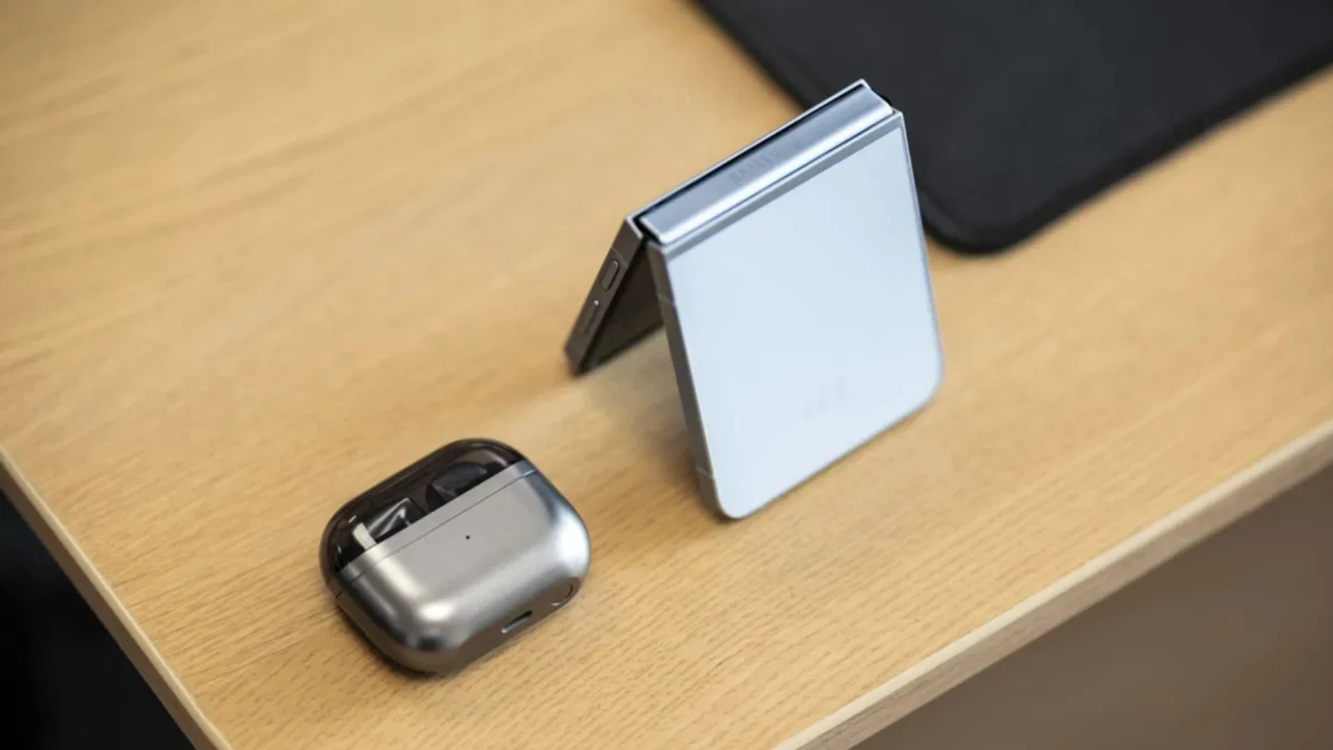 El Samsung Galaxy Z Flip6 en color azul junto con los nuevos Galaxy Buds3 Pro