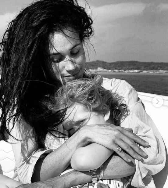 Meghan Markle felicita en redes a su hija Lilibet, entre sus brazos