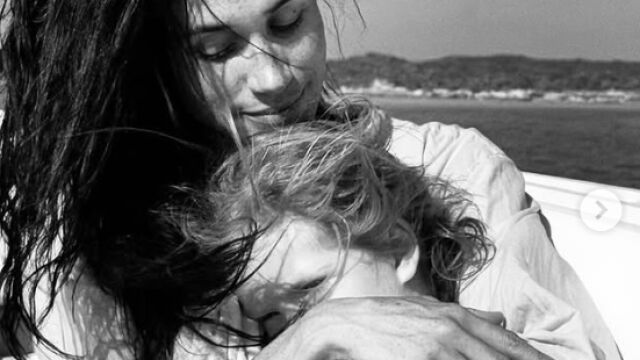 Meghan Markle felicita en redes a su hija Lilibet, entre sus brazos