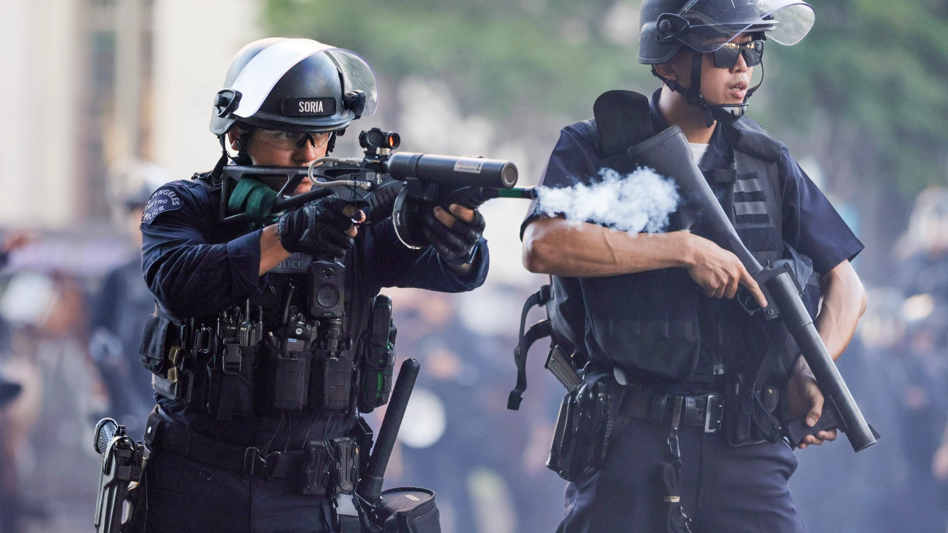 LOS ANGELES (United States), 09/06/2025.- Police fire non-lethal weapons at activists hiding behind a makeshift barricade during protests sparked by immigration raids in Los Angeles, California, USA, 08 June 2025. US President Donald Trump has deployed 2,000 National Guard troops, despite not receiving a request from the state of California for any additional assistance, following large protests against ongoing immigration enforcement raids in the Los Angeles area over the last couple of days...