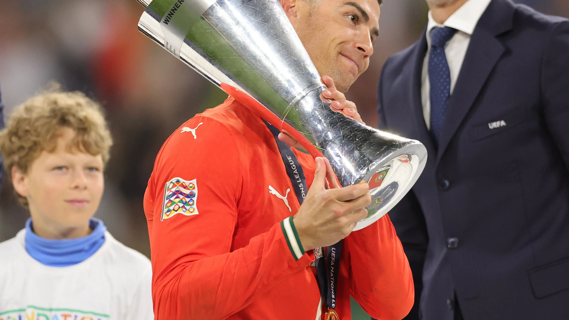 Cristiano Ronaldo of Portugal celebrates with the trophy after winning the UEFA Nations League Final football match between Portugal and Spain on 8 June 2025 at Allianz Arena in Munich, Germany - Photo Marcel Engelbrecht / firo Sportphoto / DPPI AFP7 08/06/2025 ONLY FOR USE IN SPAIN