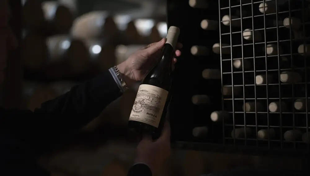 Las uvas del Tempranillo Reserva proceden de un viñedo plantado hace 8 años en una ladera de altitud media de 442 metros, a las faldas de la Sierra de Cantabria.