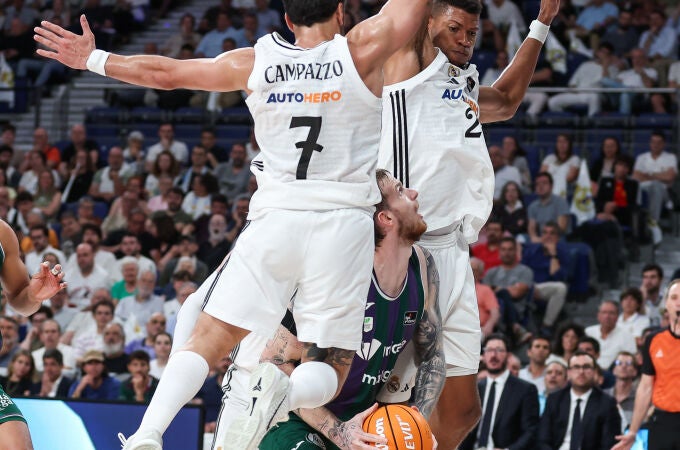 Campazzo y Tavares intimidan a Balcerowski
