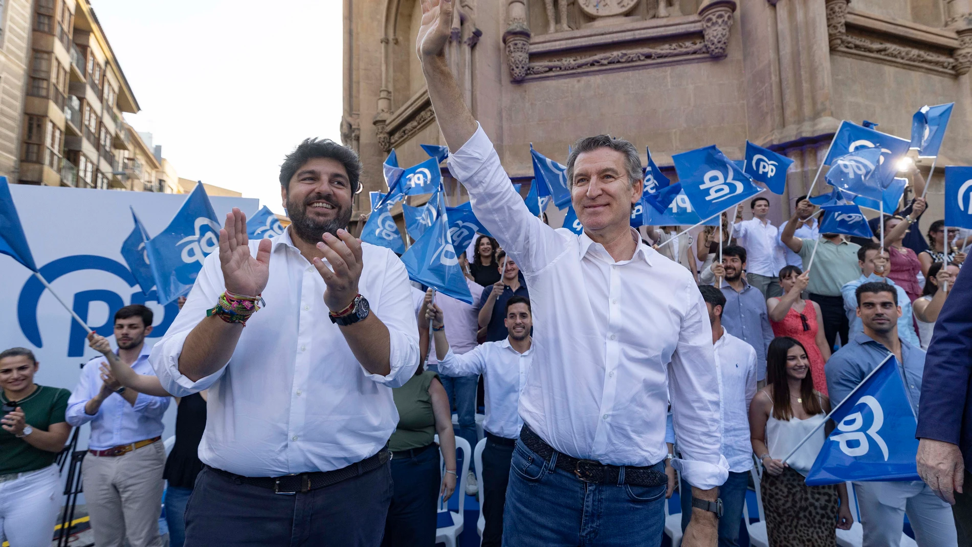 MURCIA, 11/06/2025.- El presidente del Partido Popular, Alberto Núñez Feijóo, y el presidente de la Comunidad de Murcia, Fernando López Miras (i), durante el acto del partido celebrado este miércoles en la plaza de Los Apóstoles de Murcia. EFE/Marcial Guillén