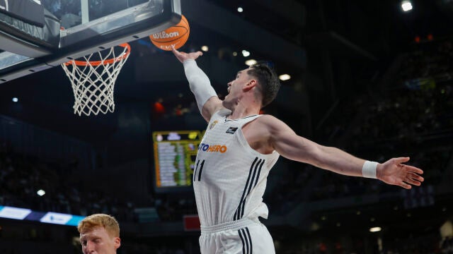 Hezonja intenta anotar después de sufrir la falta de Alberto Díaz
