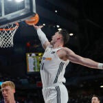 Hezonja intenta anotar después de sufrir la falta de Alberto Díaz