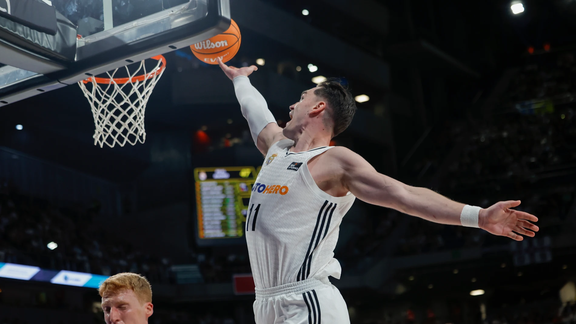 Hezonja intenta anotar después de sufrir la falta de Alberto Díaz