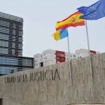Una pareja se enfrenta a 42 años de cárcel por violar a sus hijas y grabar porno con ellas