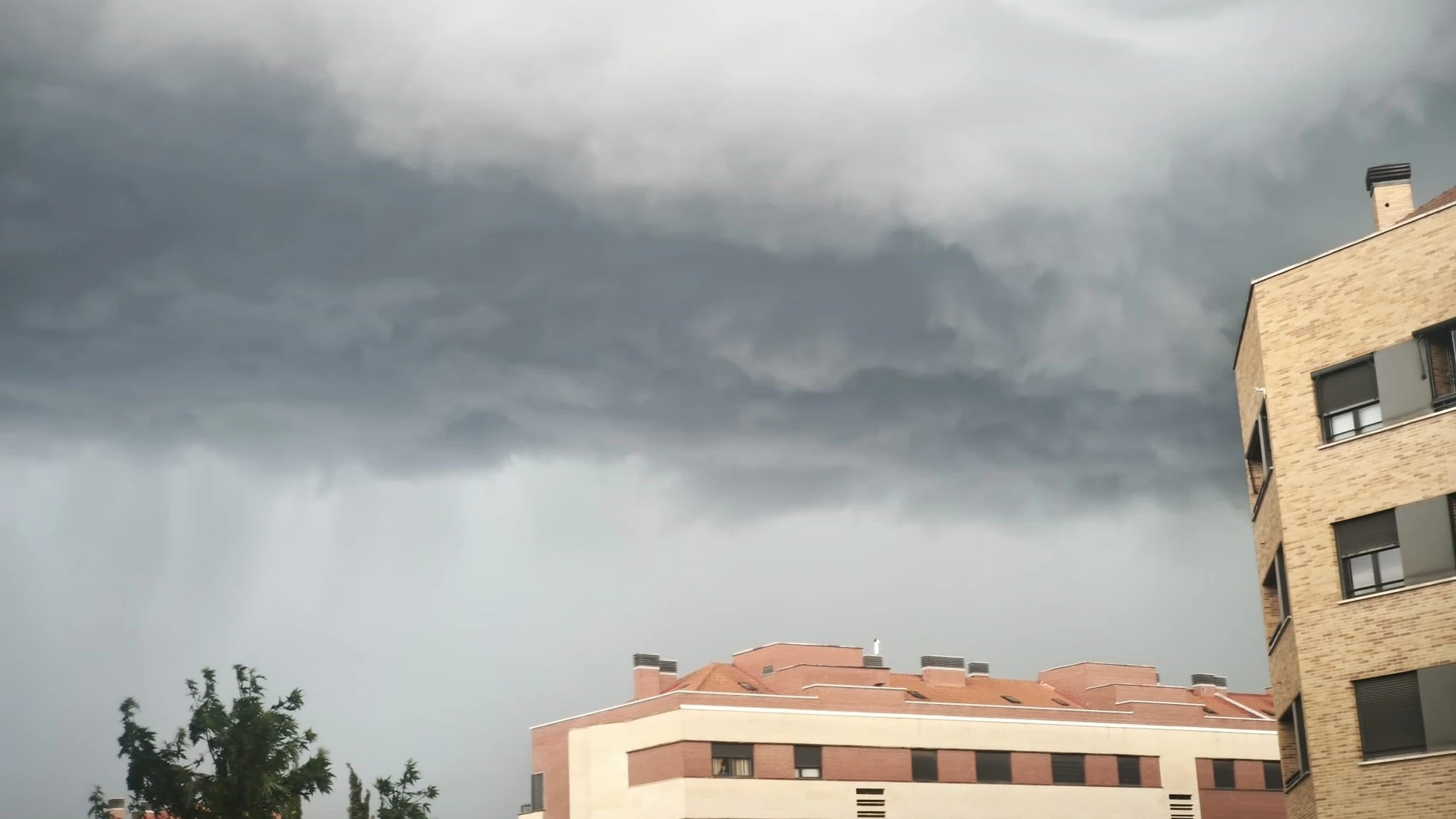 La tormenta de esta tarde se veía llegar a Logroño EUROPA PRESS 11/06/2025