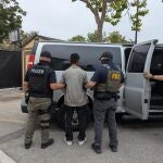 Redadas migratorias llegan al campo californiano con agentes correteando a trabajadores
