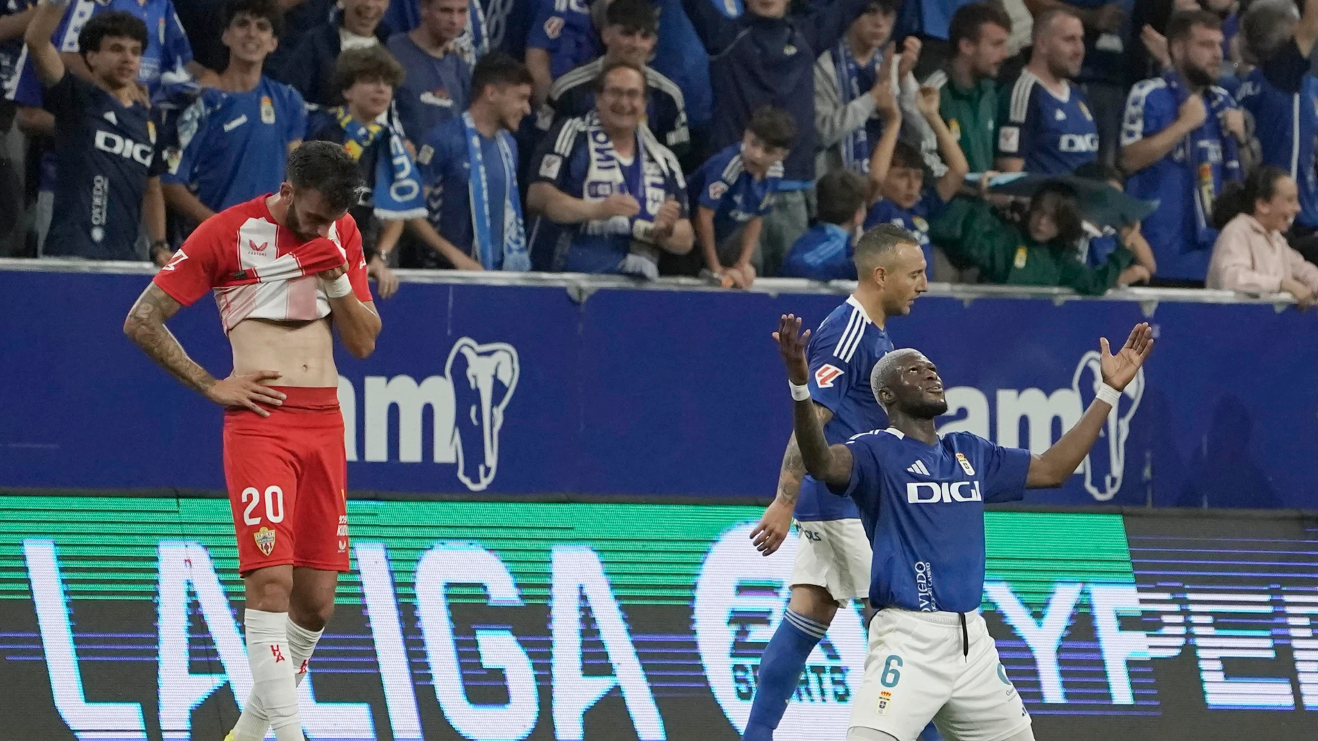 OVIEDO, 11/06/2025.- El centrocampista del Oviedo Kwasi Sibo (d) celebra al término del partido de vuelta de la primera fase de ascenso de la LaLiga Hypermotion que Real Oviedo y UD Almería han disputado este miércoles en el estadio Carlos Tartiere. EFE/Paco Paredes