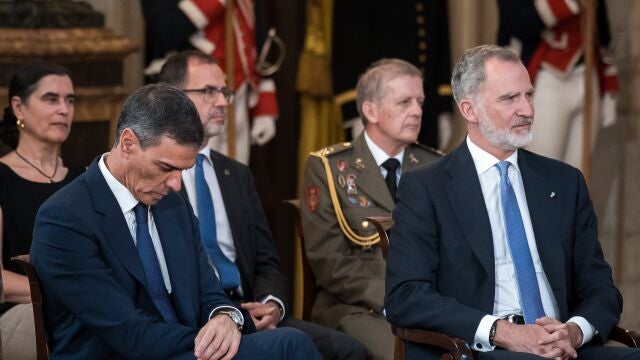 El Rey Felipe VI (d) y el presidente del Gobierno, Pedro Sánchez (i), durante el acto del XL aniversario de la firma del Tratado de Adhesión de España a las Comunidades Europeas, en el Palacio Real, a 12 de junio de 2025, en Madrid (España). 