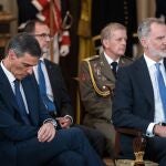 El Rey Felipe VI (d) y el presidente del Gobierno, Pedro Sánchez (i), durante el acto del XL aniversario de la firma del Tratado de Adhesión de España a las Comunidades Europeas, en el Palacio Real, a 12 de junio de 2025, en Madrid (España). 