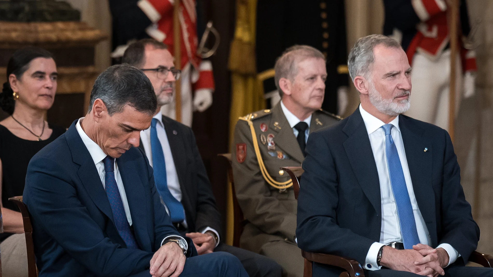 El Rey Felipe VI (d) y el presidente del Gobierno, Pedro Sánchez (i), durante el acto del XL aniversario de la firma del Tratado de Adhesión de España a las Comunidades Europeas, en el Palacio Real, a 12 de junio de 2025, en Madrid (España).