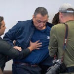 Agentes de policía empujan al senador demócrata Alex Padilla en Los Ángeles