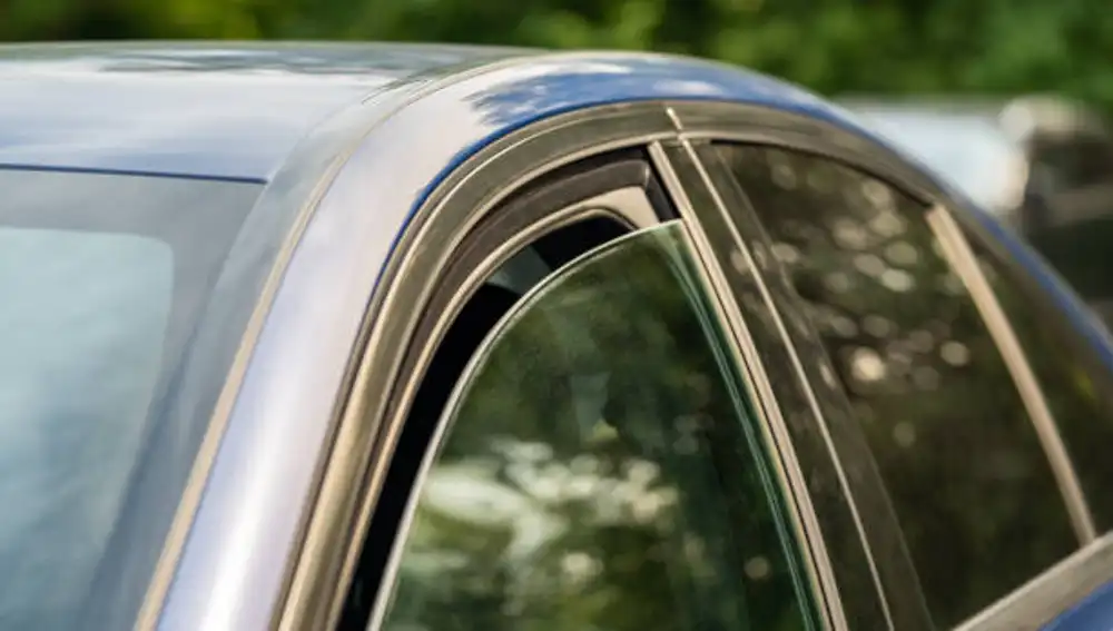 Si dejas la ventanilla del coche abierta, te pueden multar: esta es la razón