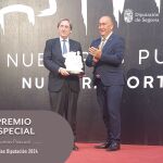 Miguel Ángel de Vicente entrega a Tomás Pascual el Premio Especial de la Diputación de Segovia 2024