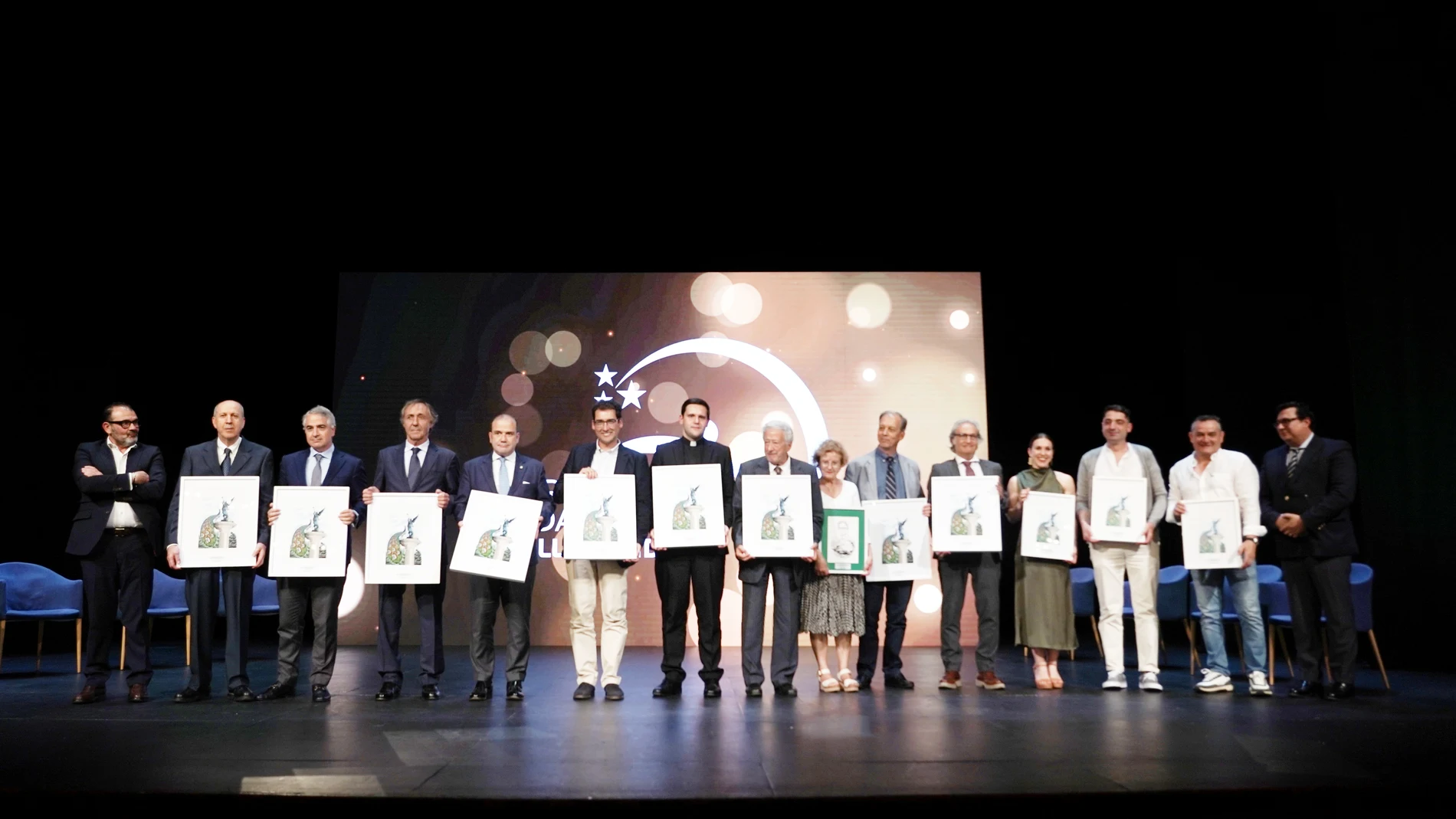 Foto de familia de los premiados por Onda Cero Valladolid