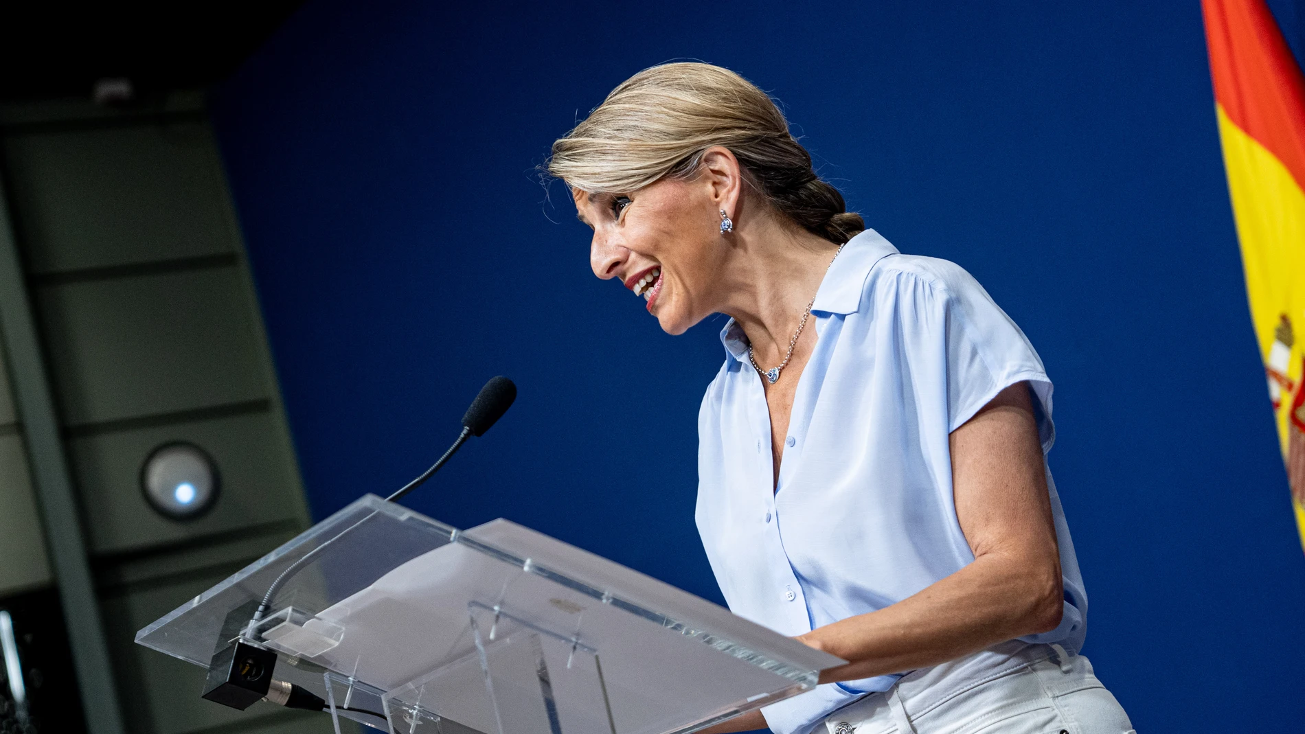 La vicepresidenta segunda y ministra de Trabajo y Economía Social, Yolanda Díaz, durante una rueda de prensa, en el Ministerio de Trabajo y Economía Social, a 12 de junio de 2025, en Madrid (España). La comparecencia tiene lugar tras el informe de la UCO que ha llevado a la dimisión del secretario de Organización del PSOE, Santos Cerdán. Díaz ha exigido al Partido Socialista un giro en sus políticas y ha pedido una reunión inmediata del Gobierno de coalición para tomar medidas urgentes. 12 J...