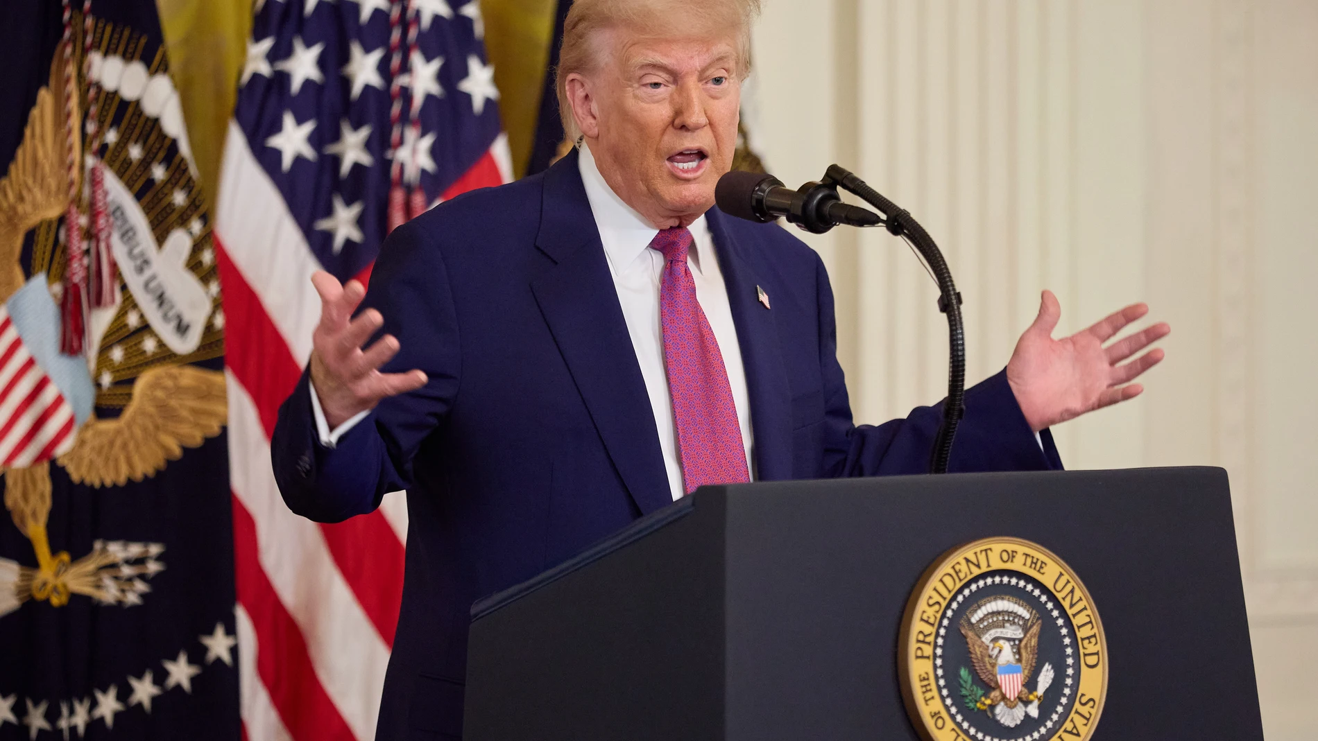 WASHINGTON (United States), 12/06/2025.- US President Donald Trump speaks before signing resolutions that block California's rule phasing out gas-powered cars and ending the sale of new ones by 2035, in the East Room of the White House in Washington, DC, USA, 12 June 2025. EFE/EPA/ALLISON DINNER