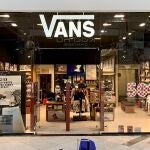Un clásico renovado, cómodo y rebajado: las Vans perfectas para el verano de los 30 y pico