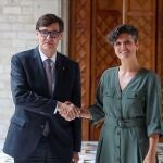 El presidente de la Generalitat, Salvador Illa y la alcaldesa de El Prat de Llobregat (Barcelona), Alba Bou, se reúnen en el Palau de la Generalitat.
