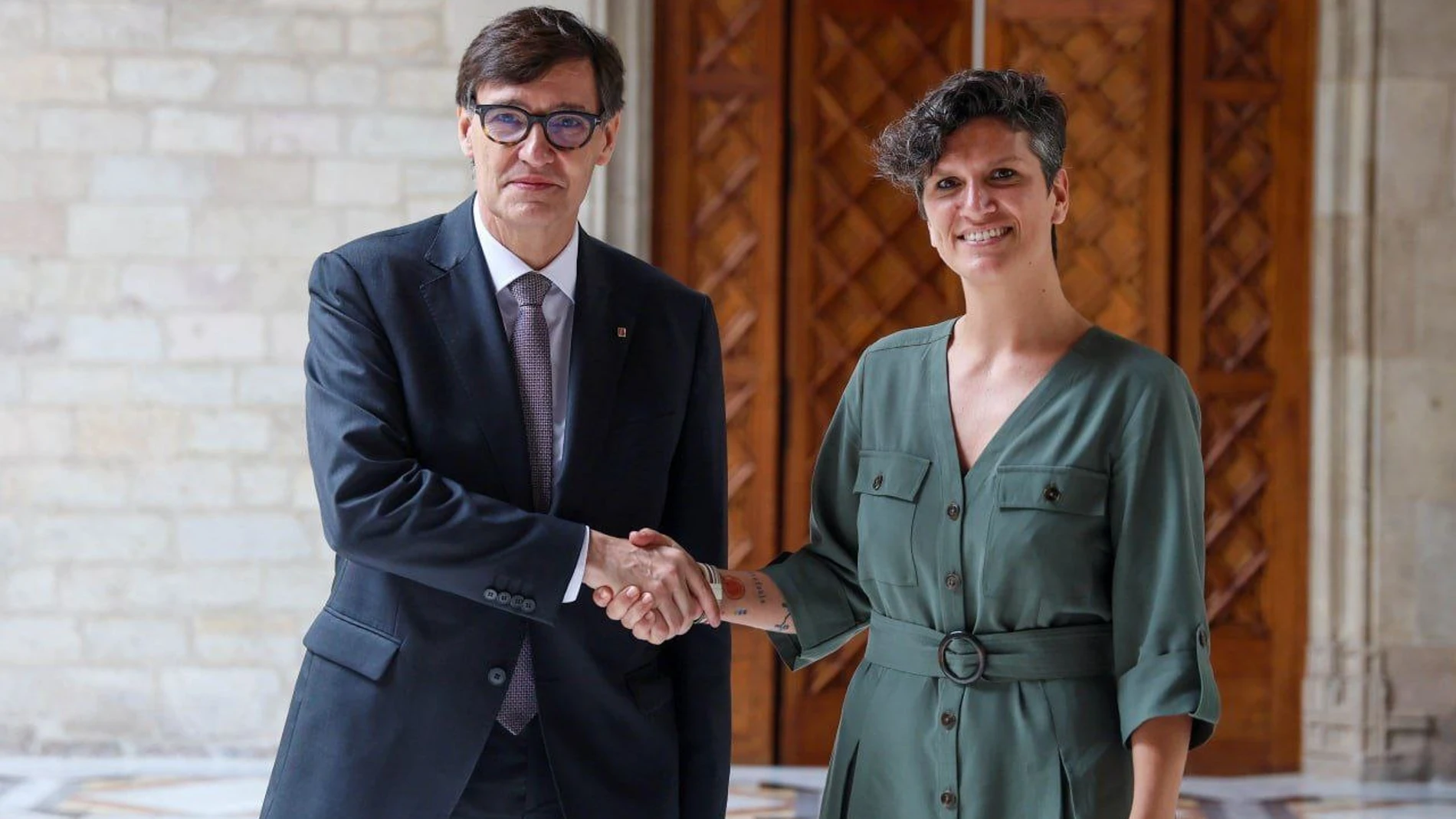 El presidente de la Generalitat, Salvador Illa y la alcaldesa de El Prat de Llobregat (Barcelona), Alba Bou, se reúnen en el Palau de la Generalitat. REMITIDA / HANDOUT por GOVERN Fotografía remitida a medios de comunicación exclusivamente para ilustrar la noticia a la que hace referencia la imagen, y citando la procedencia de la imagen en la firma 13/06/2025
