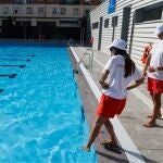 Alerta en Madrid por falta de socorristas: así puedes acceder al puesto y ganar más de 1.400 euros al mes