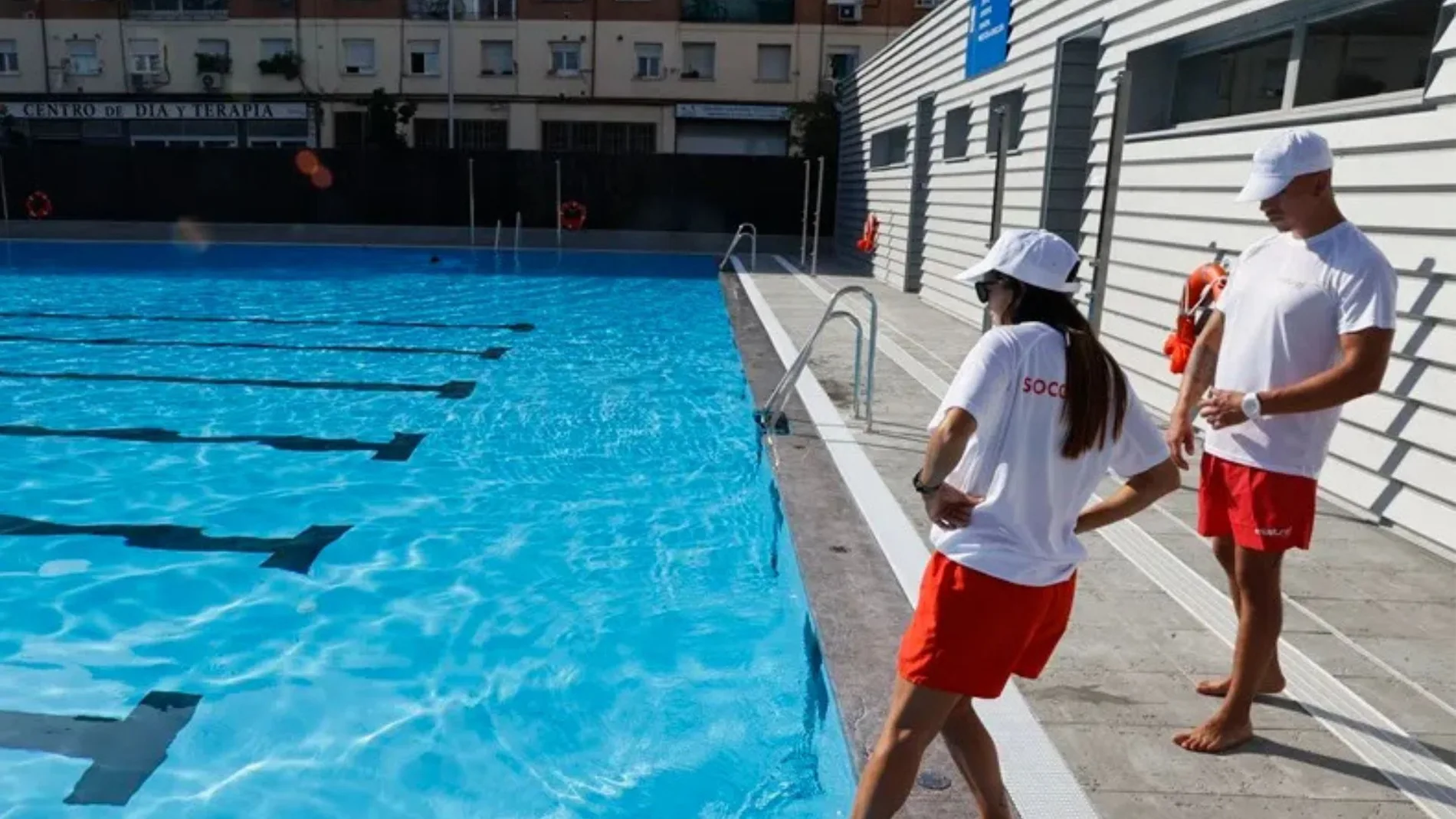 Vista de la nueva piscina municipal de verano de Tetuán (Madrid)
