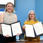La vicepresidenta y consejera de Familia, Isabel Blanco, suscribe el protocolo de colaboración con la presidenta de FAPSCL, María Rosa Galván