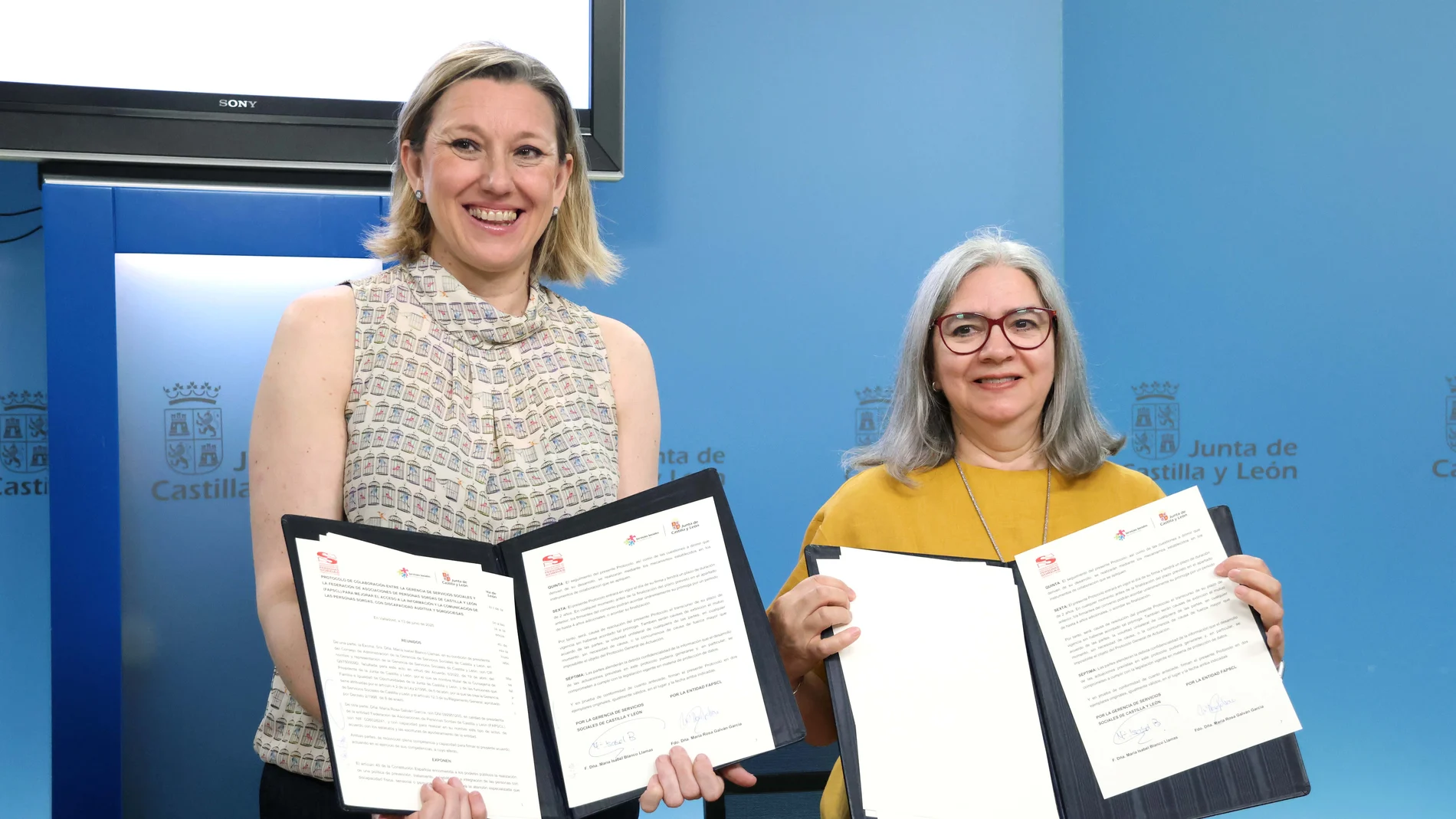 La vicepresidenta y consejera de Familia, Isabel Blanco, suscribe el protocolo de colaboración con la presidenta de FAPSCL, María Rosa Galván