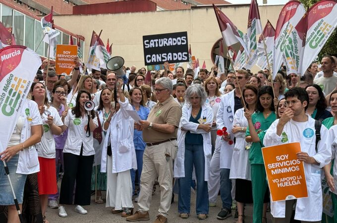 300 médicos se han concentrado a primera hora de la mañana a las puertas del hospital Virgen de la Arrixaca de Murcia